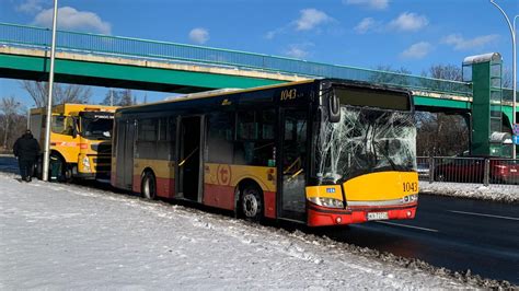 Warszawa Zderzenie Autobus W Na Czerniakowskiej Jedna Osoba Odnios A