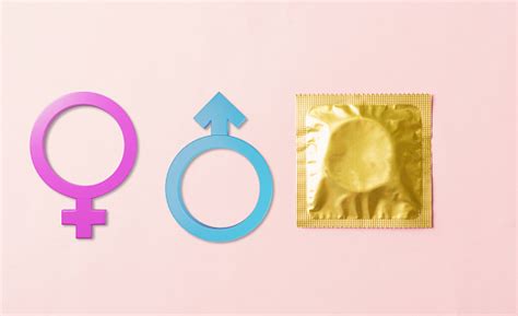 Preservativos Feminino E Masculino - Foto de Preservativo Em Embalagem E Sinais De Gênero Masculino E ...