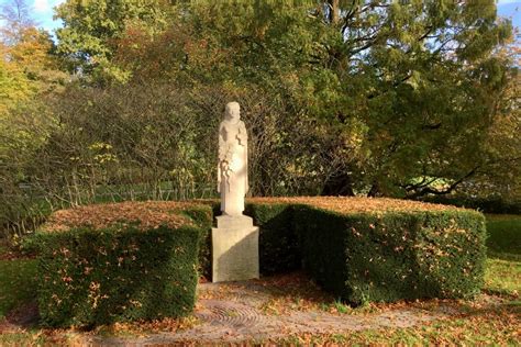 War Memorial Bussum - Bussum - TracesOfWar.com