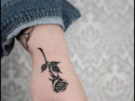 Ideas De Tatuajes Rosas Negras En Varios Estilos