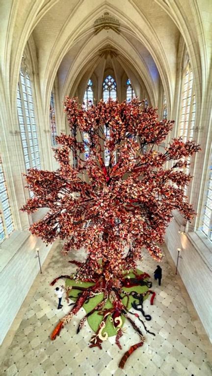 L Arbre De Vie De Joana Vasconcelos Dans La Saint Chapelle Du Ch Teau