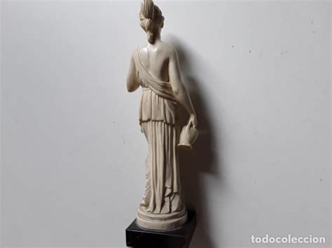 escultura de mujer griega sobre peana de mármol Comprar en