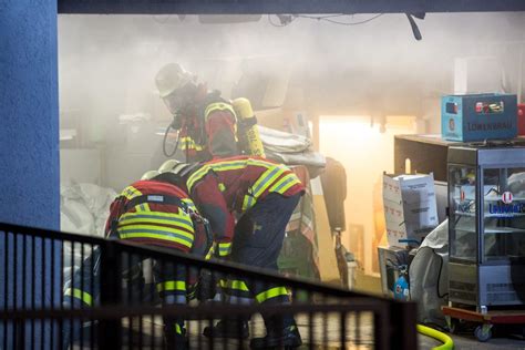 Fotostrecke Brand In Aichwald Rauchgasvergiftung Durch Kellerbrand