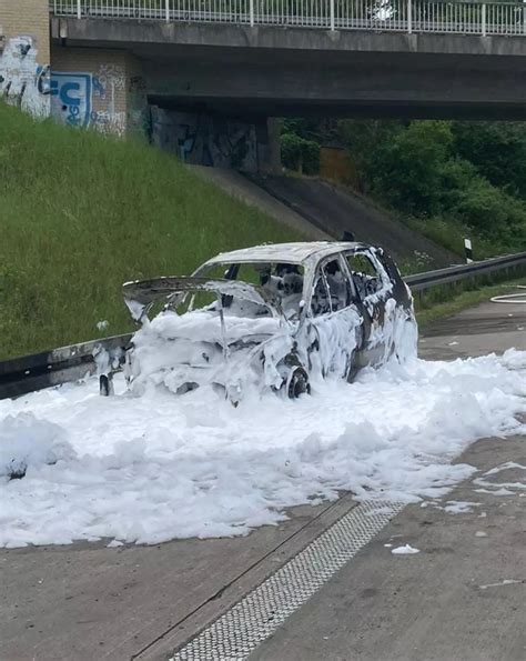 Sattelauflieger Und Pkw Brennen Auf Der A Bei Thee En Sain Sachsen