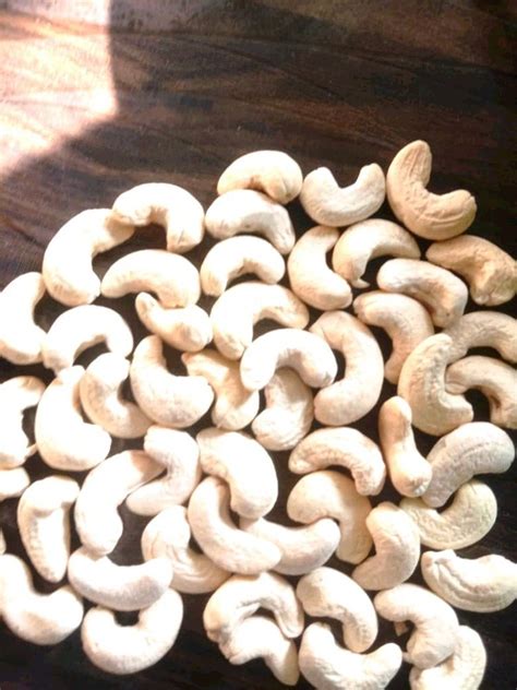 Raw White W320 Cashew Nuts Packaging Size 10 Kg At Rs 670 Kg In Kolkata