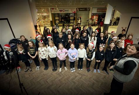 Performing Arts Pupils Get Shoppers In The Christmas Spirit With