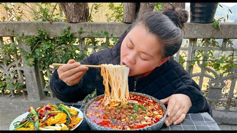 今天扯些蒜苗炒雞蛋，配上一大碗美味的螺螄粉，越吃越辣真過癮record My Rural Life Youtube