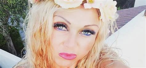 Eleonora Massara Ciao Darwin Giovani Vs Mature Prova Di Coraggio Tra Topi E Rospi Puzzano