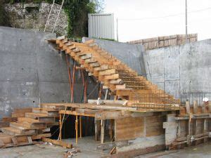 ESCALONES DE HORMIGÓN EN EL MAESTRO DE OBRAS XAVIER VALDERAS PALETAS