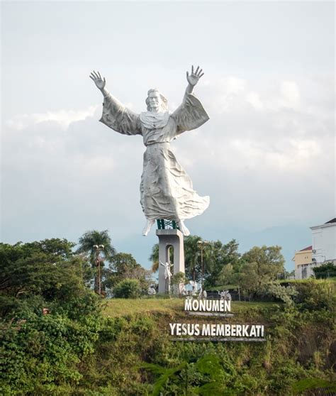 Patung Yesus Memberkati Manado Mongotrip