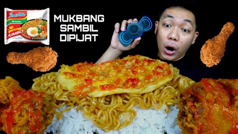 NGILUUU MUKBANG INDOMIE GORENG JUMBO CAMPUR NASI PAKAI ALAT PIJAT