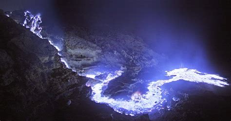 El Volc N De Indonesia Que Expulsa Lava Con Resplandor Azul