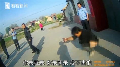 “女村霸”撒泼当众脱裤小便 尿不出还怪警察凤凰资讯