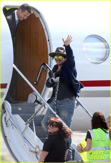 Johnny Depp Leaves Australia With Injured Hand Taped Up Photo 3323098 Johnny Depp Photos