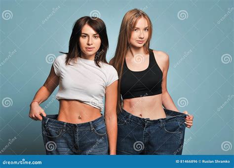 As Mulheres Mostram Sua Perda De Peso Foto De Stock Imagem De Fundo