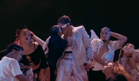 Bad Bunny Se Besa Con Mujer Y Hombre Para Celebrar Que Ganó Mtv Vmas