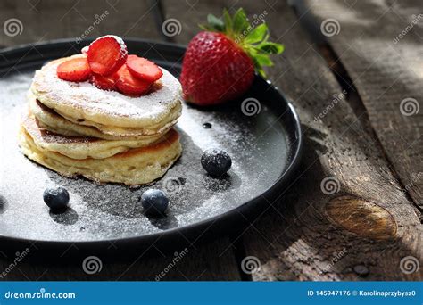 Crepes Con Las Fresas Los Ar Ndanos Y El Az Car En Polvo Desayuno