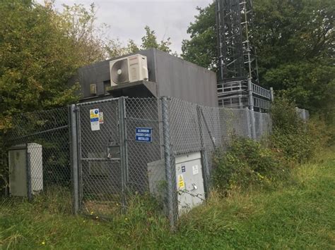 Electricity substation, Bourne End © Bryn Holmes cc-by-sa/2.0 ...