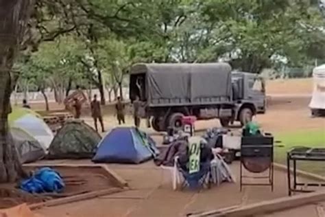 Bolsonaristas acampados em quartéis festejam ajuda do Exército