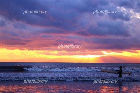 湘南海岸の夕暮れとサーファー 写真素材 5891847 フォトライブラリー Photolibrary