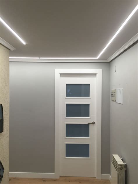 Hall Iluminado Con Tiras De Leds Empotradas En El Techo Techo Led