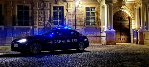 Sfida I Carabinieri Mentre Lo Perquisiscono Non Ho Niente Ma A Casa