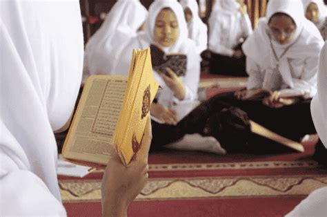 Manfaat Dan Keutamaan Penghafal Al Quran Untuk Dunia Dan Akhirat