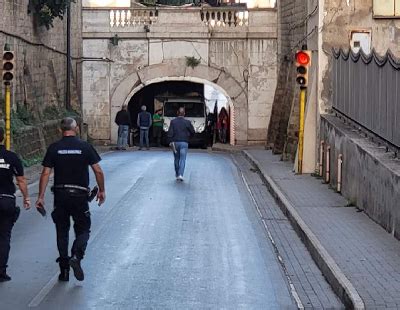 Caserta Ci Risiamo Camion Incastrato Sotto Il Ponte Di Ercole Casertace