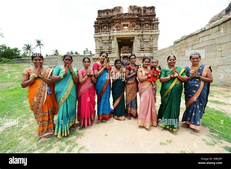 Mujeres Indias Vestidas Fotografías E Imágenes De Alta Resolución Alamy