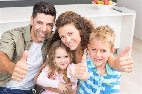 Felices Padres Dando Pulgares Con Sus Hijos Peque Os Foto Premium