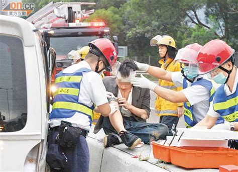 車禍涉醉駕 女乘客困車廂 東方日報