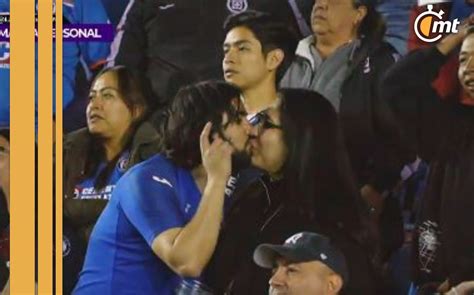 Fan De Cruz Azul Besa A Una Amiga A Lado De Su Novia En Pleno Estadio