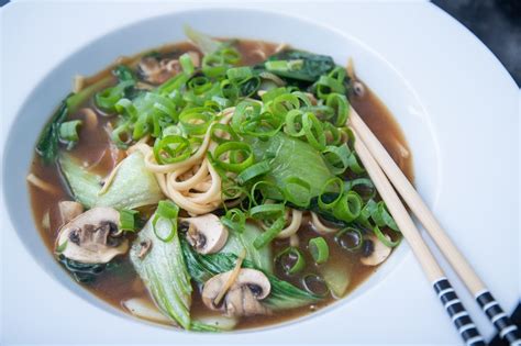 Ramen Udonnudlar I Kycklingbuljong Med Miso Och Pak Choi