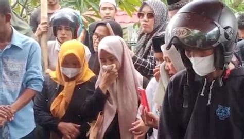 Isak Tangis Keluarga Iringi Pemakaman Korban Tarik Tambang Rekor Muri