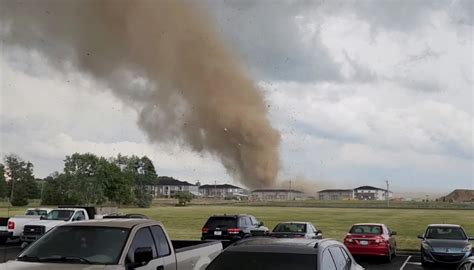 Tornado Nos Eua Causa P Nico E Destrui O Ao Arrancar Telhados De Casas