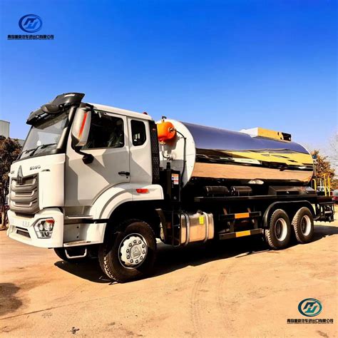 Sinotruk Howo N Road Construction X X Asphalt Gravel Spreader