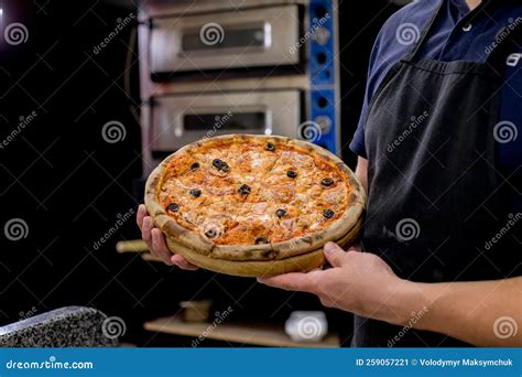 Pizza Con Salsa Di Pomodoro Con Formaggio Di Mozzarella Di Tonno E