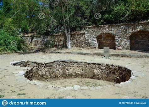 Buraco Num Campo Na Casa Da Virgem Maria No Peru Zmir Imagem De Stock