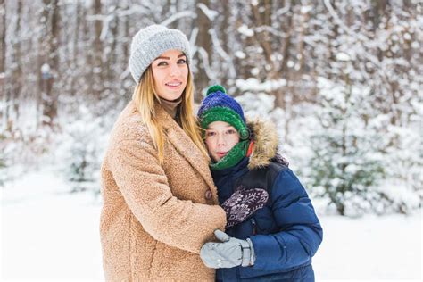 Portrait De M Re Heureuse Avec Le Fils D Enfant En Hiver Dehors Milou