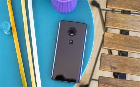 Motorola Moto G7 Review Design 360 Degree Spin