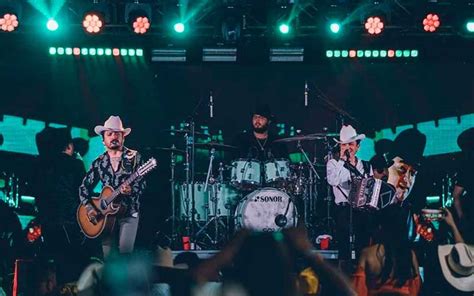 They Threaten The Group Los Dos Carnales With A Pistol In Full Concert