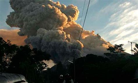 Alerta entra en erupción el volcán Merapi uno de los más activos del