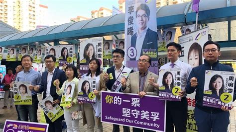 港區議會選舉投票排人龍 撐建制派亦倒戈（組圖） 香港區議會選舉 人龍排隊投票 香港反送中 新唐人电视台