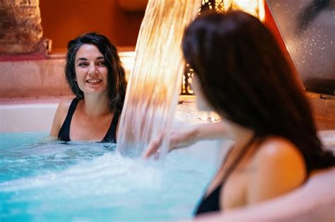 Dos mujeres disfrutando de baños árabes hammam en granada Foto Premium