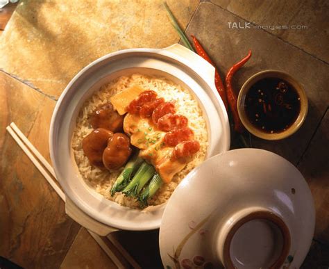 无人横图俯视室内特写白天烹饪中餐餐桌筷子桌子辣椒蔬菜餐具厨具阴影新鲜反射锅子砂锅影子陶瓷青菜肉