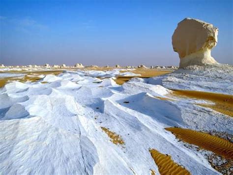 من معالم مصر السياحة البيئية الصحراء البيضاء قرب واحة الفرافرة