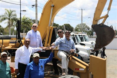 Agricultura Entrega Maquinarias Para Reparar Caminos De Productores En