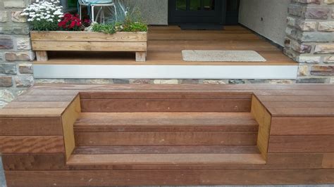 Banquette terrasse avec escalier intégré en bois exotique Diffels