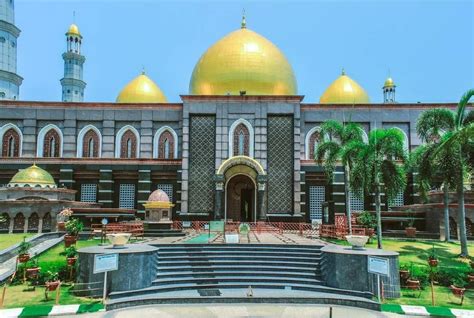 Masjid Dian Al Mahri Kubah Emas Meruyung Kota Depok Jawa Indonesia