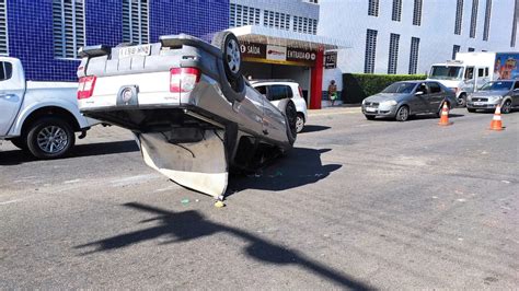 Carro capota após batida em cruzamento de avenidas em Mossoró Rio